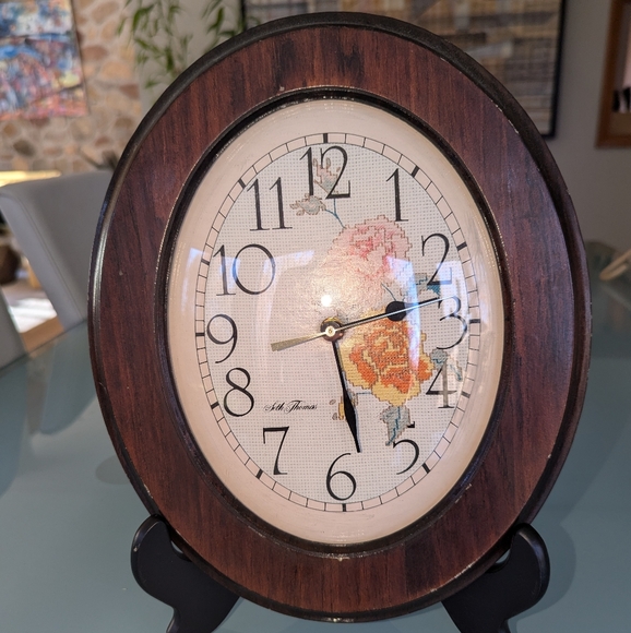Seth Thomas Roses Clock - Vintage Oval Needlepoint Design Model 3590 - Picture 2 of 9